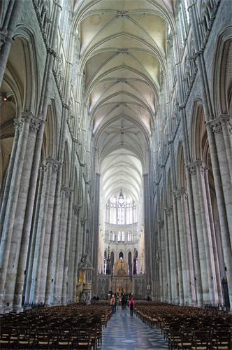 圖例：亞眠主教座堂內部，哥特式教堂壯觀的藝術結構框架，配合束柱與尖拱，在視覺上形成了高深的空間感。