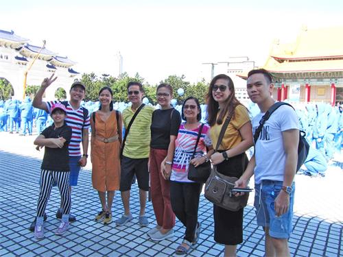 '圖15：菲律賓遊客約瑟夫先生與家人贊同「真善忍」。'