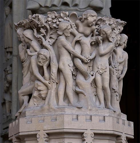 圖例：巴黎聖母院西面高浮雕裝飾。左側的主題是創造夏娃；中間部份表現了亞當和夏娃在伊甸園被引誘的情景；最右側的內容是亞當夏娃被逐出伊甸園。由於當時藝術作品表現的形像必須遵循《聖經》的記載，因此他們皆為裸體。