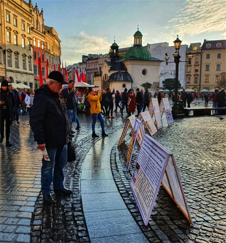 '圖1～5：波蘭法輪功學員在克拉科夫市古城中央市集廣場向遊客展示功法'