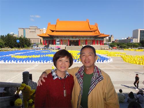 '圖7：楊蔡素貞（左）和先生楊敏（右）得法將近一年，找回健康的喜悅，萬分感謝李洪志師父。'