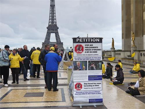 '圖1：法輪功學員在巴黎人權廣場進行展示法輪功功法和講真相的活動。'