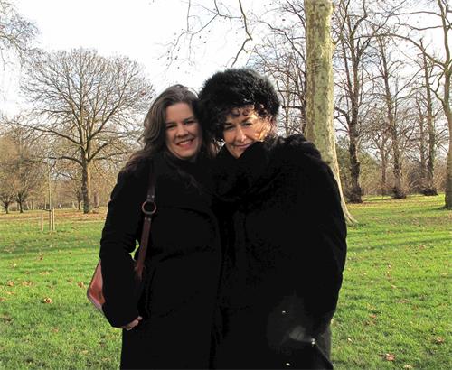 '圖2：二零一九年十二月八日，英國法輪功學員喬伊（Joy，右）和洛林（Lorraine）在倫敦海德公園與其他法輪功學員一起恭祝師尊新年好'