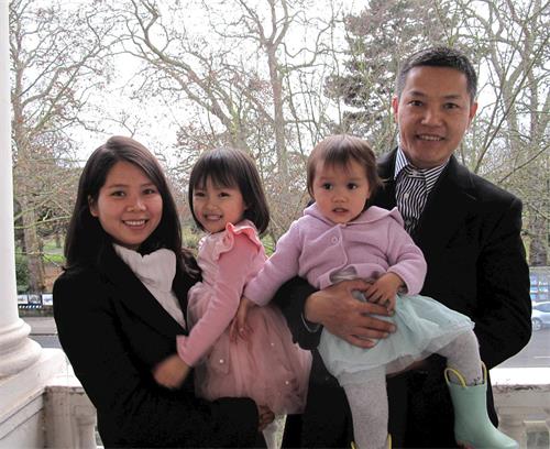 '圖3：二零一九年十二月八日，住在倫敦的越南裔法輪功學員麥克爾（Michael）和妻子尼娜（Nina）以及兩個女兒參加英國法輪功學員集體學法'