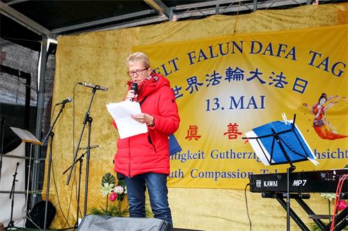 '圖2：尼森女士於2019年5月11日在法蘭克福參加德國法輪功學員慶祝「世界法輪大法日」活動，並發言祝賀'