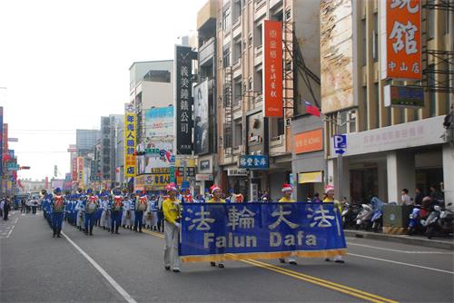 '圖1～5：法輪大法天國樂團踏上台灣嘉義市街頭，演奏壯盛祥和的樂曲，給市民帶來歡欣鼓舞。'