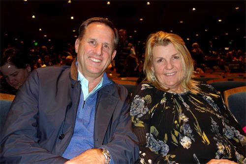 '圖5：肯﹒楚裏奇（Ken Churich）先生與太太觀看了神韻環球藝術十二月二十日晚在加州伯克利的首場演出。'