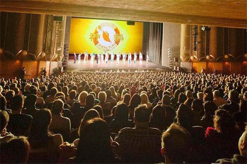 '圖2：神韻環球藝術團繼上週在美國加州伯克利分校場場爆滿的票房佳績後，移師加州硅谷重鎮聖荷西，於二零一九年十二月二十六日在聖荷西表演藝術中心（San Jose Center for the Performing Arts）的首場演出持續爆滿，觀眾反饋熱烈。'