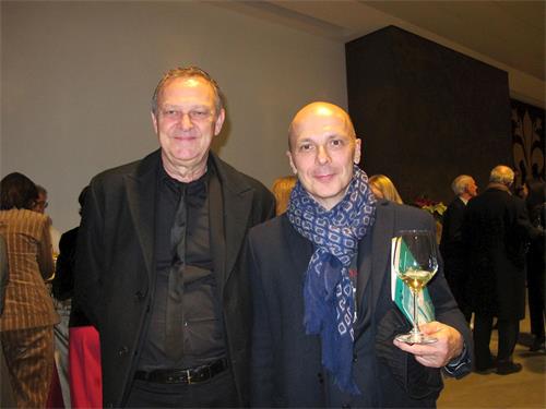 '圖7：歐洲知名的編舞大師戴維﹒邦巴納（Davide Bombana）先生（左）與朋友一同觀看了十二月二十七日神韻巡迴藝術團在意大利佛羅倫斯的五月音樂節劇場的首場演出。他表示：「向舞蹈編排大師致賀！這是如此偉大的工程！」'