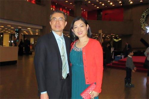 '圖10：越南裔醫生Hong Phuc Tran-Le（譯名：陳黎洪福）和妻子藥劑師Thuy Duong（譯名：翠陽）第四度觀賞神韻演出，他說︰「神韻讓我們想起自己的根」。'