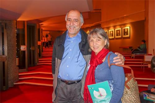 '圖12：渥太華法學教授塞爾吉﹒羅伊（Serge Roy）和妻子卡羅﹒沃薩爾（Carole Voisard）觀賞神韻演出後表示，演出帶來如此多的快樂，還有純淨的能量，他們要年年來看神韻。'
