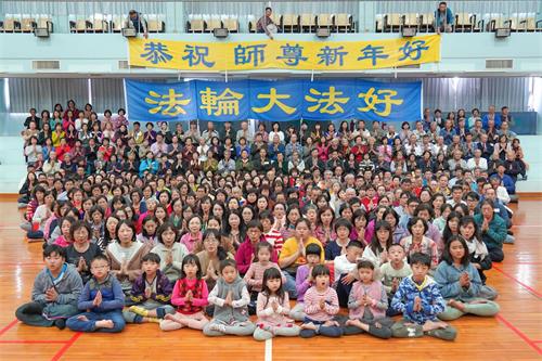 '圖1：台灣高雄部份法輪功學員於十二月歲末兩天，齊聚於高雄仁武區中華電信學院向法輪功創始人李洪志先生祝賀二零二零年新年好，表達對師父最崇高的敬意和感恩。'
