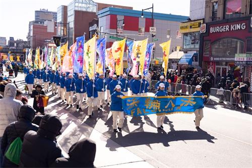 '圖1～10：二零一九年二月九日，法輪功學員參加了一年一度在法拉盛舉辦的紐約華人中國新年大遊行。聲勢浩大的隊伍，受到了社區民眾的矚目和讚揚。'