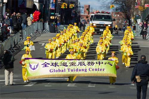 '圖1～8：二零一九年二月九日，全球退黨服務中心在法拉盛參加一年一度的紐約華人中國新年大遊行中的遊行隊伍。'
