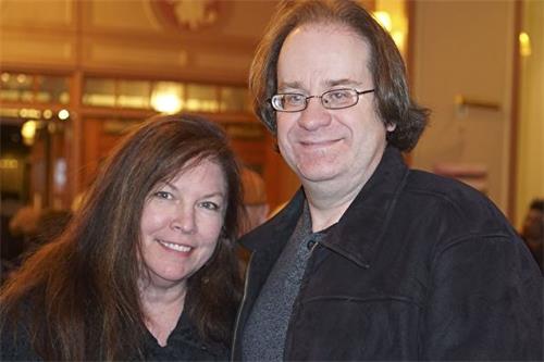 '圖4：二月十三日晚，格萊美獎得主、著名音樂製作凱文﹒麥基（Kevin Mackie）（右）和女友在費城瑪麗安劇院（Merriam Theater）觀看了演出。'