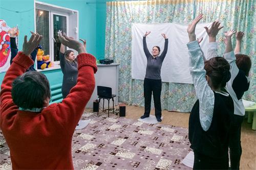 俄羅斯學員每天帶領參加九天班的新學員煉功。