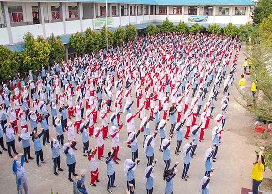 印尼中學五百名師生集體學煉法輪功