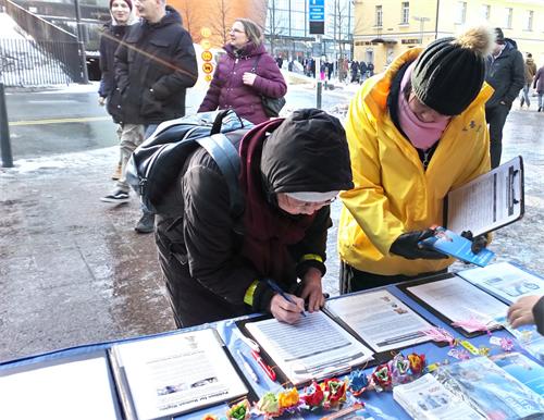 圖：芬蘭民眾簽名支持法輪功學員反迫害