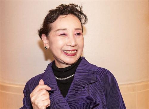 '圖7：日本著名舞蹈家亞甲繪裏香（Erika?Akoh）一月二十九日觀看了神韻在東京文京市民音樂廳的演出後，表現出她的激動與陶醉之情。'