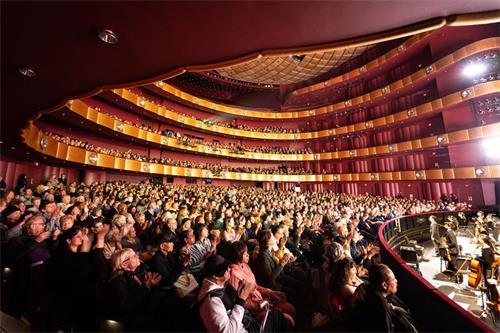 '圖1：二零一九年三月六日至十七日，神韻紐約藝術團重返紐約林肯中心大衛寇克劇院連續上演十五場演出，場場大爆滿，演出票幾乎場場全部售罄。'