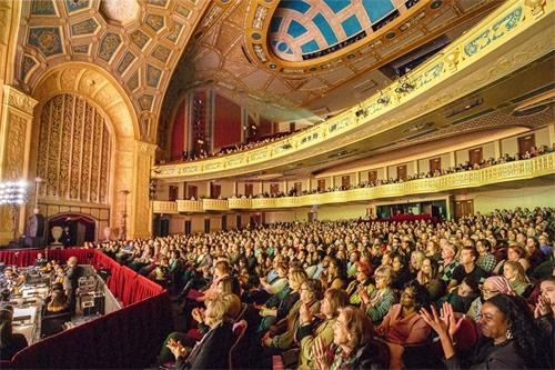 '圖3：二零一九年三月一日至十日，神韻環球藝術團在百年歷史的底特律歌劇院連續上演十場演出，幾乎場場爆滿。'