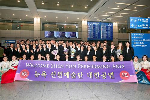 '圖5：二零一九年三月十五日上午，神韻世界藝術團抵達韓國，受到粉絲熱烈歡迎。'