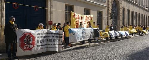 圖2：3月25日法國部份法輪功學員在法國中使館集會