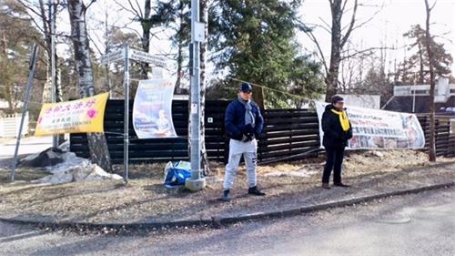 '圖：法輪功學員在駐芬蘭中共使館外的和平請願。'