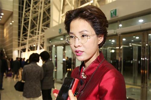 '圖4：二零一九年三月二十七日晚，安南淑畫廊館長安南淑（音譯）觀賞了神韻世界藝術團在韓國大邱壽城藝術中心的演出。她感佩神韻為她開啟了生命新視野。'