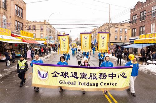 '圖1～11：近千名法輪功學員在紐約的第三大華人社區──布碌侖八大道舉行盛大遊行。'