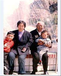'從左至右分別是王愛雲的外孫兒、王愛雲、丈夫懷抱孫子'