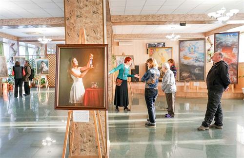 '圖1～2：「真、善、忍國際美展」在俄羅斯五山城（Pyatigorsk）舉行。'