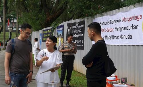 '圖1～3：印尼雅加達法輪功學員在中使館前集會紀念四﹒二五和平上訪二十週年'