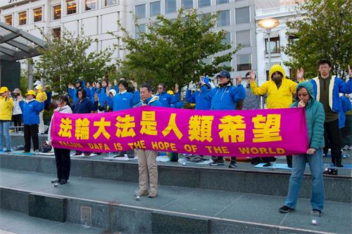 '圖12～15：法輪功學員在聯合廣場舉辦紀念「『四﹒二五』上萬名中國法輪功學員北京和平上訪二十週年」活動。圖為法輪功學員正在演示功法。'