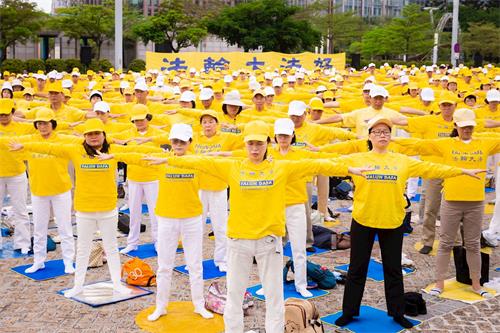 '圖1～4：逾千名法輪功學員於台北市民廣場集會煉功，紀念「四﹒二五」二十週年。'