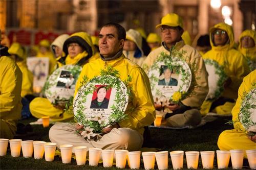 '圖11～17：晚上八點至十點，多倫多法輪功學員在安省政府樓前舉辦燭光悼念，紀念二十年來被中共迫害致死的法輪功學員。'