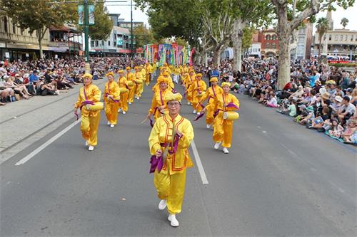 '圖1～5：二零一九年四月二十一日，法輪功學員的隊伍在澳洲淘金重鎮本迪戈（Bendigo）舉辦的復活節盛裝大遊行（Easter Gala Parade）中，展現「真、善、忍」的美好。'