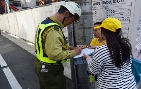 '圖3：正在施工的加籐先生簽名聲援告發江澤民迫害法輪功罪行'