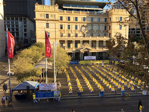 '圖1～3：為紀念「四﹒二五」法輪功學員萬人和平上訪二十週年，悉尼法輪功學員於二零一九年四月二十四日在悉尼市中心海關大樓門前廣場集會'