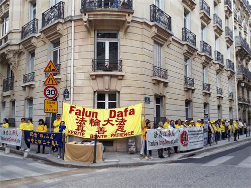 '圖1：法國巴黎部份法輪功學員4月25日來到中國駐法國大使館和平抗議'
