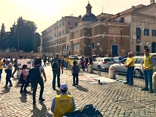 '圖2～4：紀念「四﹒二五」二十週年，法輪功學員在羅馬人民廣場傳播法輪功真相。'