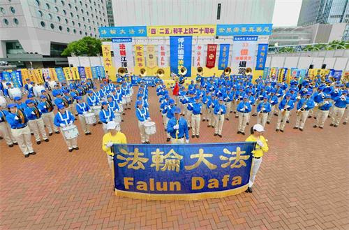 '圖2：天國樂團在香港紀念「四﹒二五」二十週年集會上奏樂。'