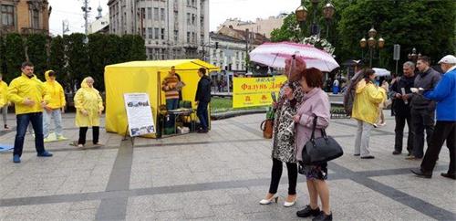 '圖1～2：烏克蘭利沃夫城市日，法輪功學員舉辦活動傳播真相'