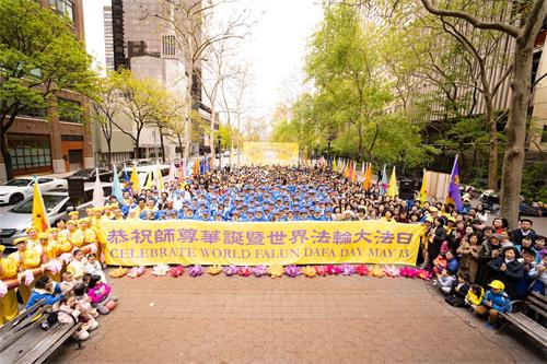 '圖1：二零一九年五月九日，紐約法輪功學員在紐約聯合國廣場慶祝世界法輪大法日，恭祝創始人李洪志先生生日快樂。'