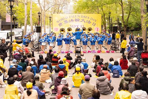 '圖2：二零一九年五月九日，紐約法輪功學員在紐約聯合國廣場慶祝世界法輪大法日，恭祝創始人李洪志先生生日快樂。紐約天國樂團表演。'