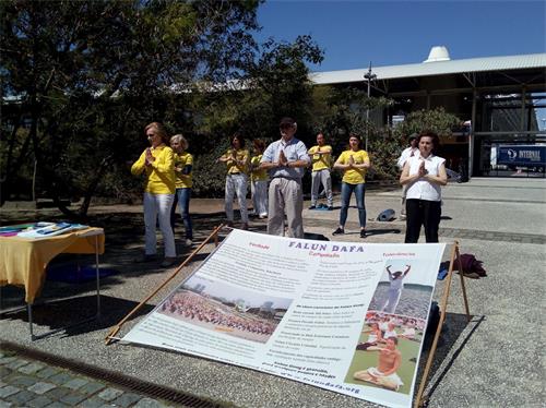 '圖2：部份葡萄牙法輪功學員們在首都里斯本煉功點，世博會公園裏煉功'