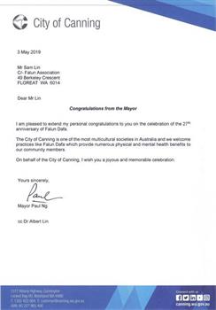 '圖1：西澳洲坎寧市（City of Canning）市長黃保羅（Paul Ng）祝賀法輪大法洪傳二十七週年。'