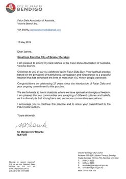 '圖11：維州大本迪戈（Greater Bendigo）市市長奧羅克（Margaret O』Rourke）發出賀信恭祝世界法輪大法日。'