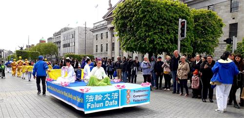 '圖1～5：愛爾蘭法輪功學員都柏林市中心遊行，慶祝世界法輪大法日。'