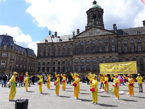 圖1～4：荷蘭法輪功學員在首都阿姆斯特丹（Amsterdam）著名的旅遊勝地達姆（Dam）廣場舉辦活動，慶祝世界法輪大法日。